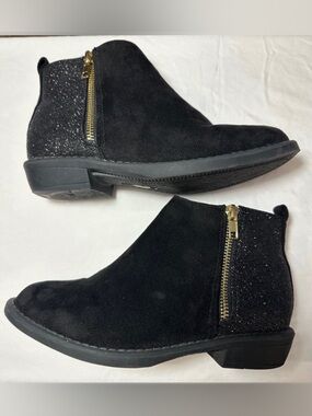 Black ankle booties with no mess glitter & Gold zippers. Low heel. Girls 3